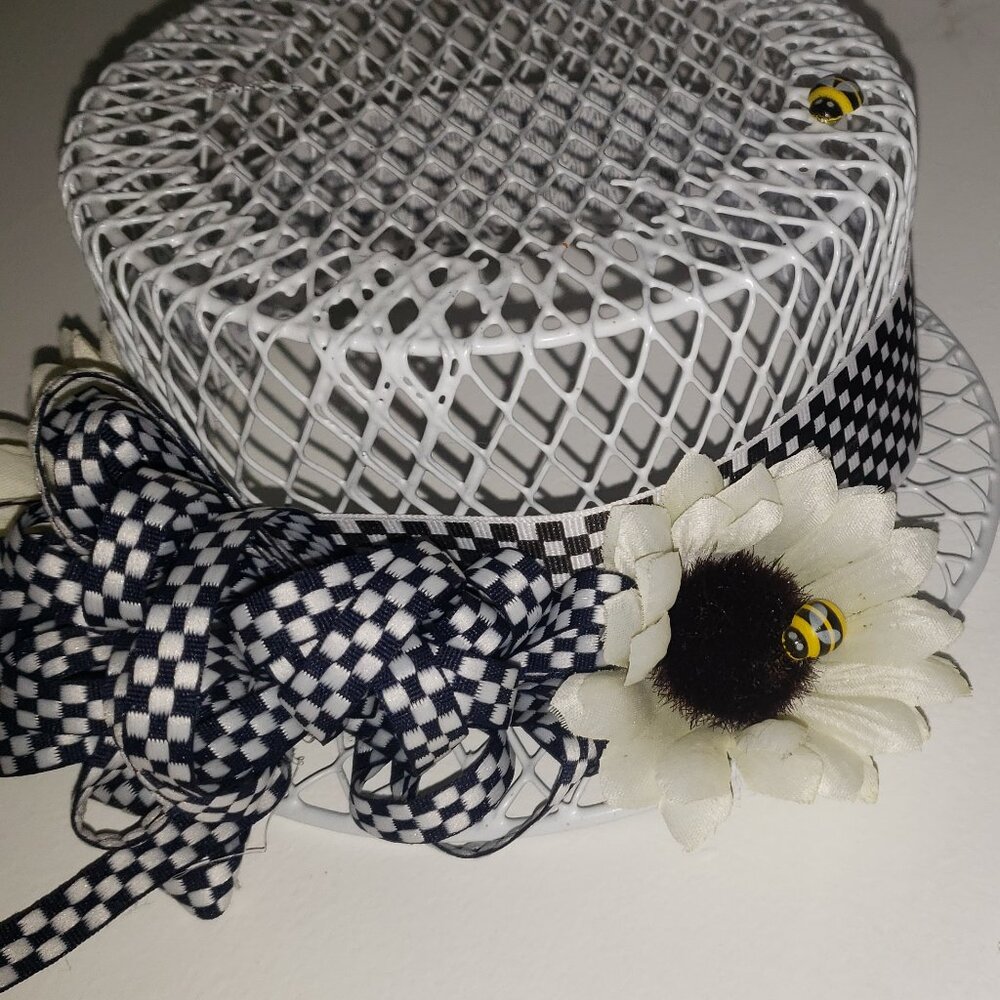Hat/Honeybee wall décor